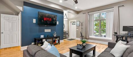 Smart-TV, Kamin, Bücher, Computerbildschirme