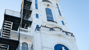 A white building with a sign reading "Live Phong & Hotel". - Linh Phuong 6 (Can Tho)