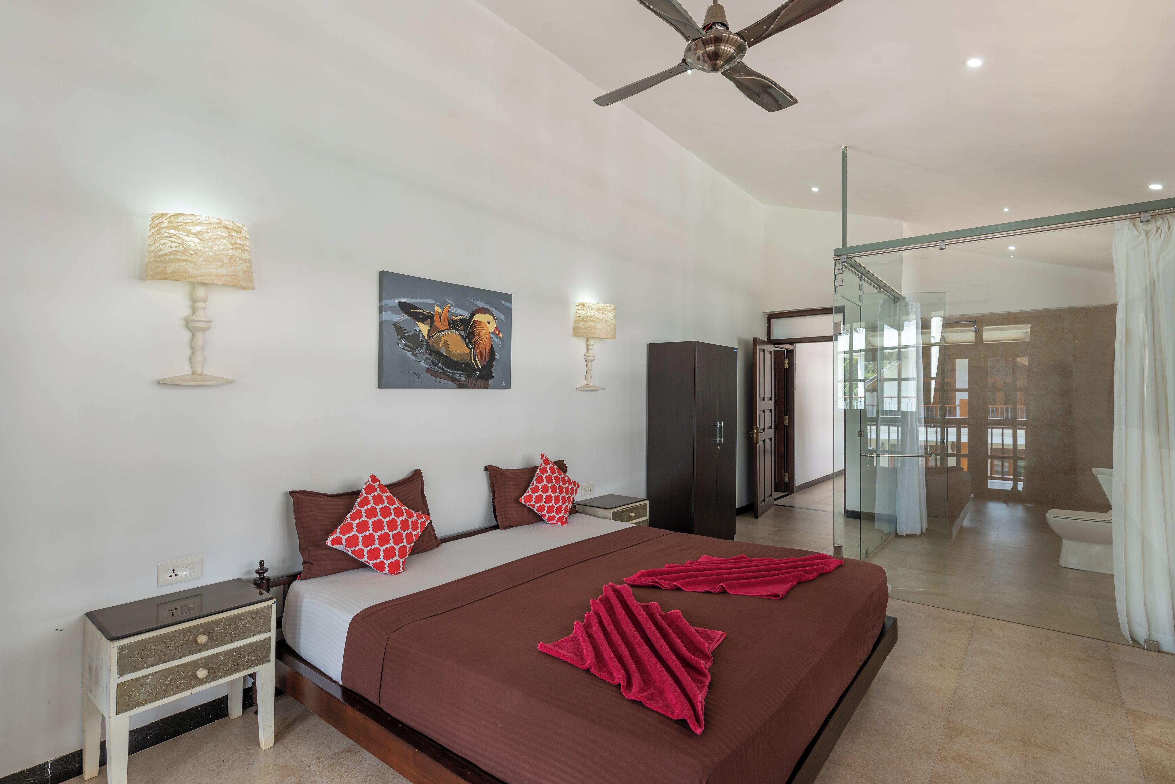 Caja de seguridad en la habitación y tabla de planchar con plancha 