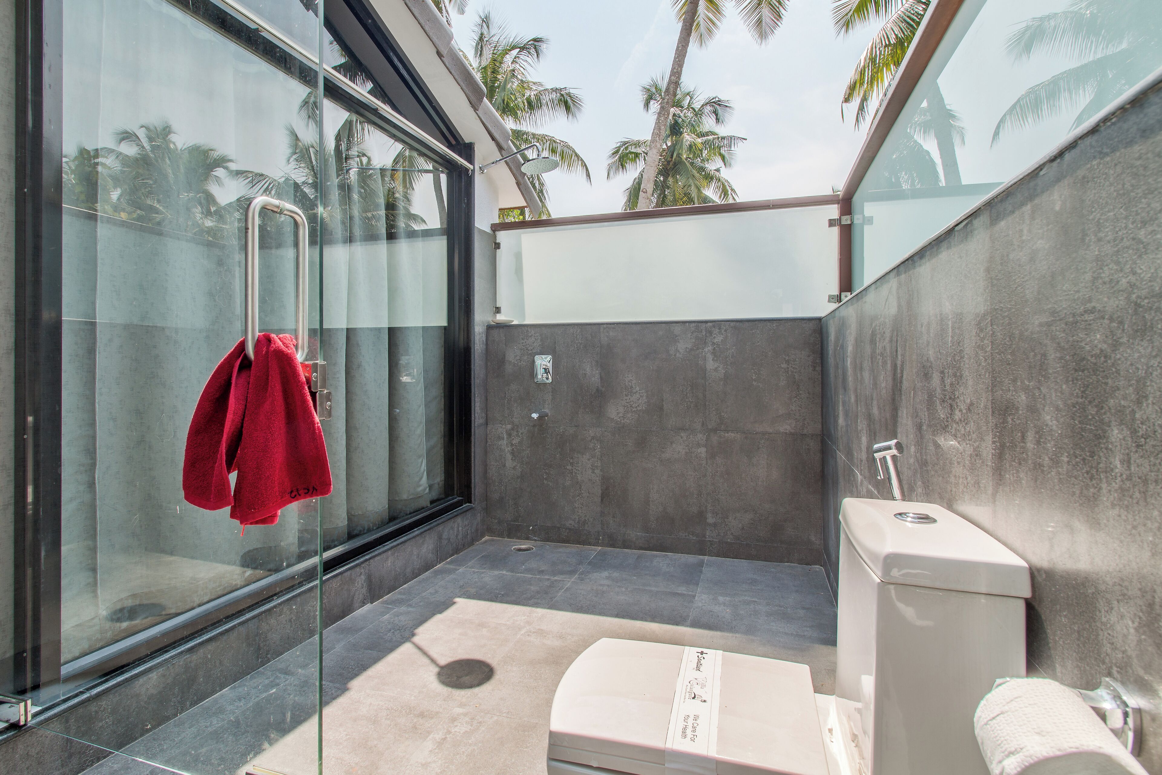 Deep-soaking bathtub, rainfall showerhead, free toiletries, hair dryer