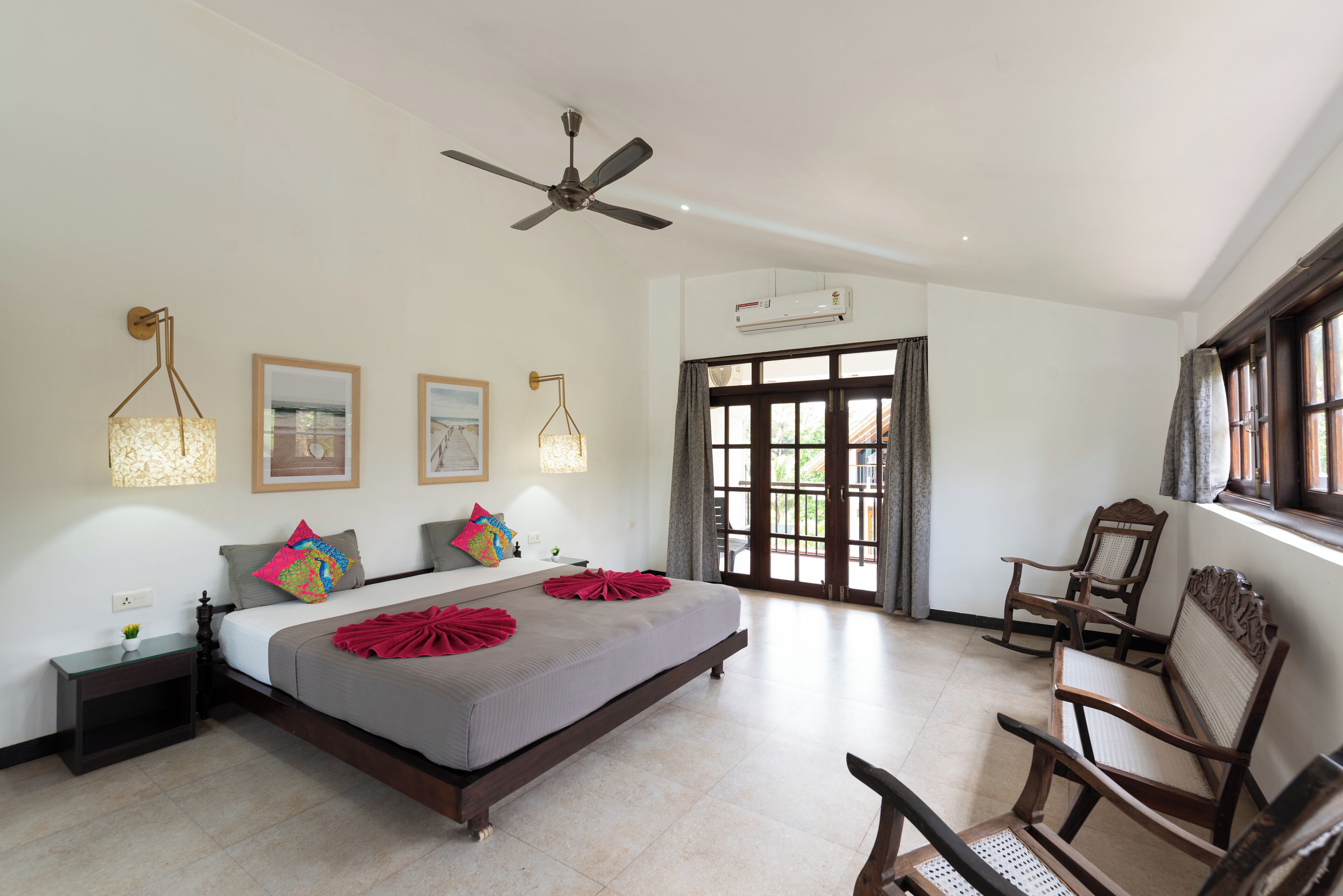 Caja de seguridad en la habitación y tabla de planchar con plancha 