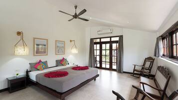 Caja de seguridad en la habitación y tabla de planchar con plancha