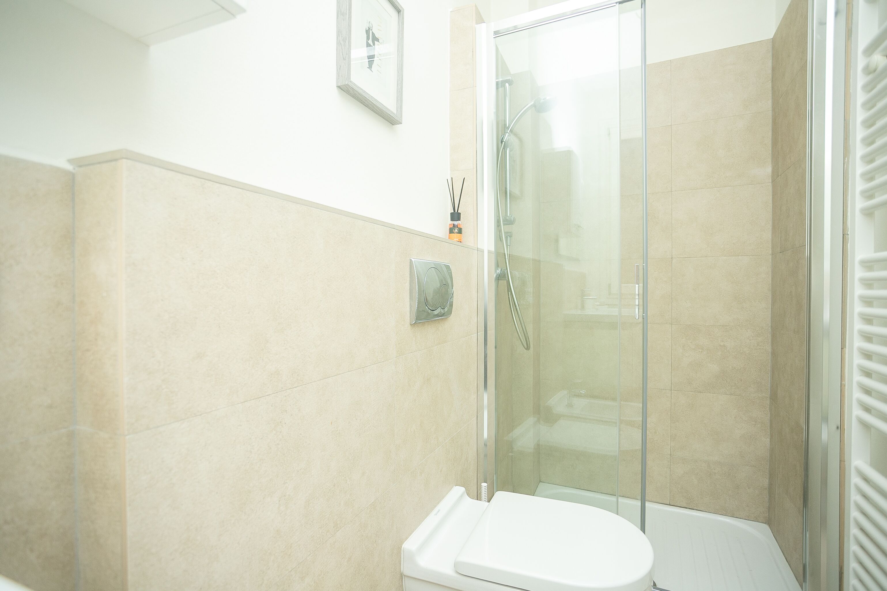 Douche, séchoir à cheveux, bidet, serviettes fournies