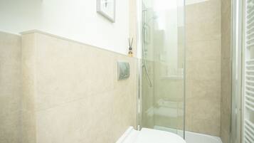 Douche, séchoir à cheveux, bidet, serviettes fournies