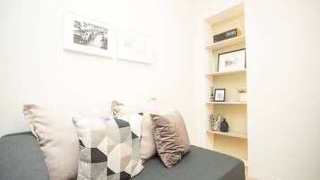 Smart-TV, Videospielkonsole, DVD-Player, Bücher