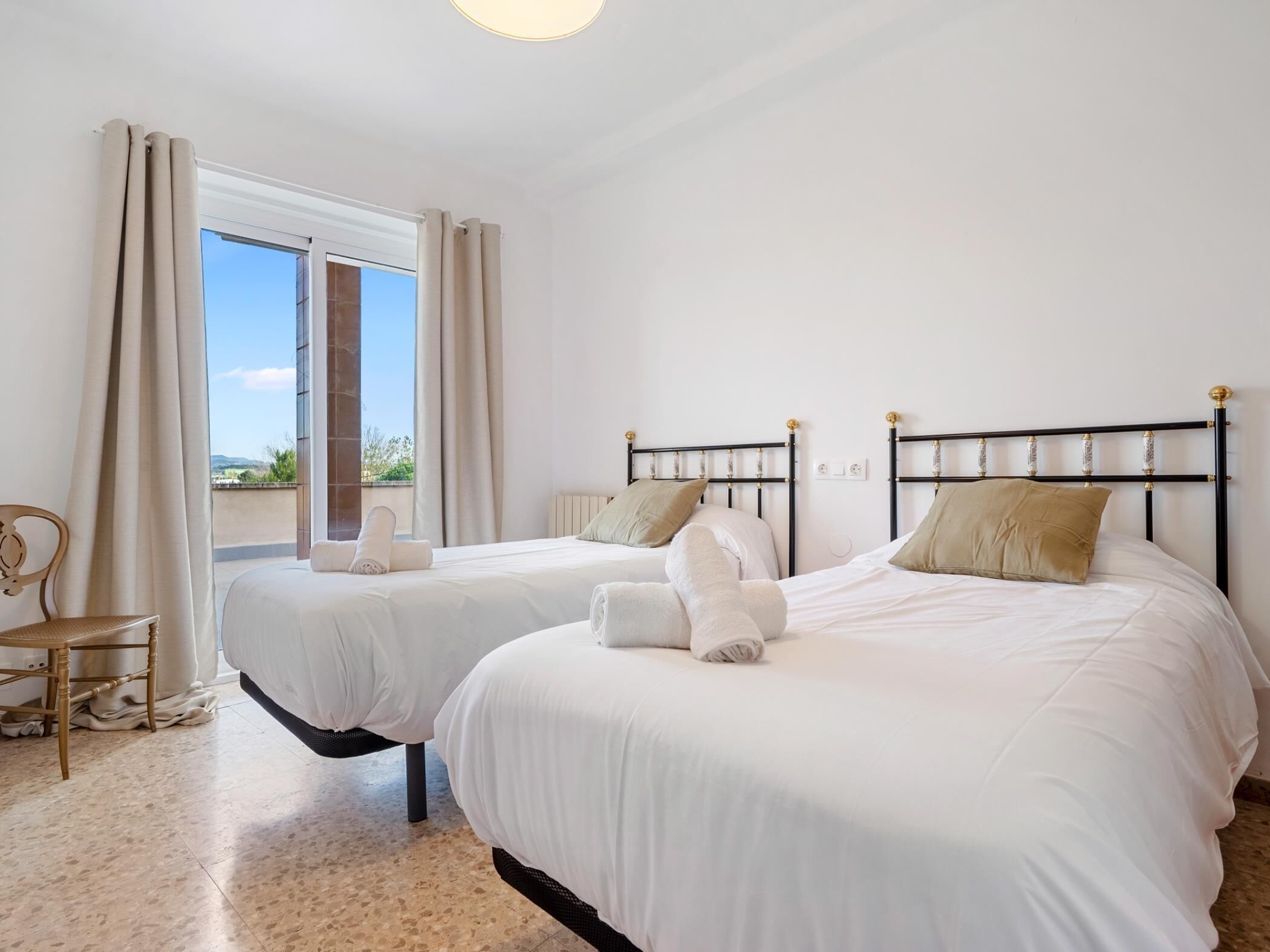 4 slaapkamers, een strijkplank/strijkijzer, internet, beddengoed