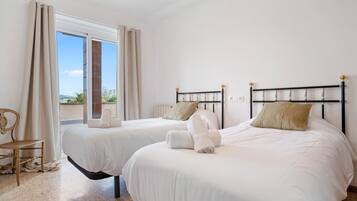 4 slaapkamers, een strijkplank/strijkijzer, internet, beddengoed