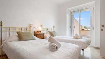 4 bedrooms, iron/ironing board, internet, bed sheets