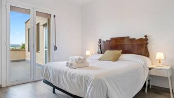 4 slaapkamers, een strijkplank/strijkijzer, internet, beddengoed