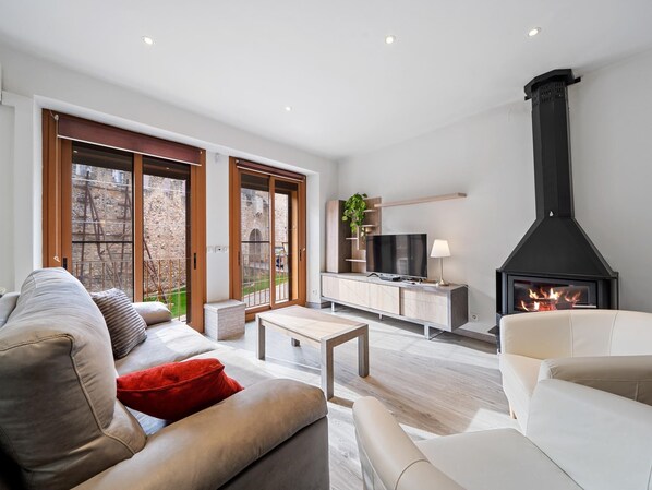 TV, fireplace - Perfect space in Montblanc, Tarragona (Montblanc)