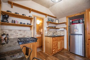 Private kitchen - Blynken - Cloudcroft Cozy Cabin Near Downtown (Cloudcroft)