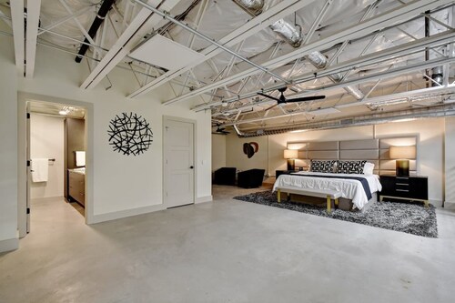 3BR Luxury Loft Near Downtown & Frost Bank Center