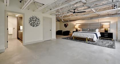 3BR Luxury Loft Near Downtown & Frost Bank Center