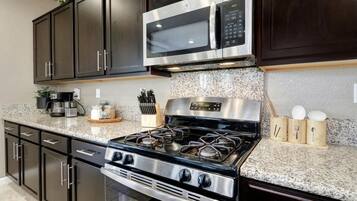 Refrigerador, microondas, horno, placa de cocina