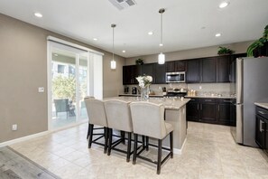 Fridge, microwave, oven, stovetop - Spacious modern family home - Self check-in (Elk Grove)