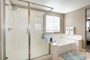 Bathtub, towels, soap, shampoo - Spacious modern family home - Self check-in (Elk Grove)