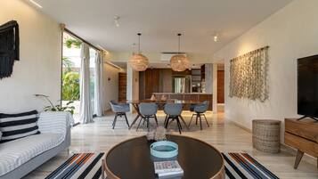 Departamento Deluxe, 3 habitaciones | Área de sala de estar | Smart TV de 50 pulgadas con canales digitales y televisión