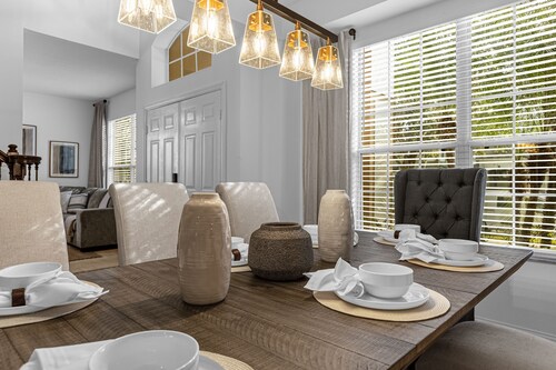 Gorgeous 7BD villa w/ heated pool, BBQ and themed rooms 5 mi from Disney
