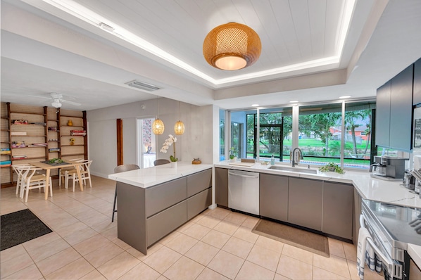 Réfrigérateur, micro-ondes, four, plaque de cuisson