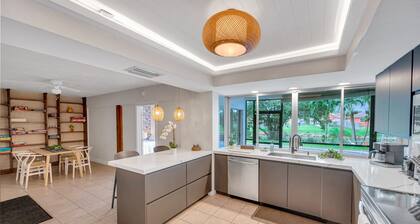 Tropical Oasis with Heated Salt Water Pool & Bar!