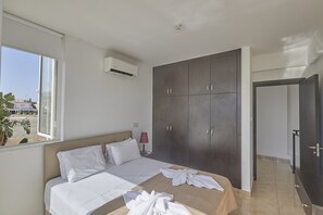 3 bedrooms, iron/ironing board, internet, bed sheets