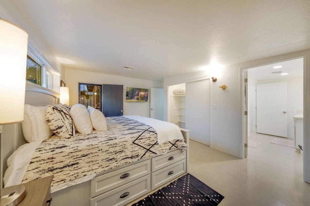 4 soverom, skrivebord, strykejern/-brett og reiseseng for barn