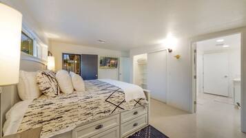 4 habitaciones, escritorio y tabla de planchar con plancha
