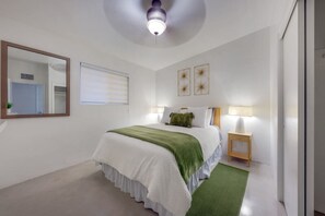 4 camere, una scrivania, ferro/asse da stiro, culla da viaggio