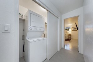 Combined shower/bathtub, hair dryer, towels