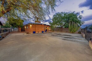 Property grounds - Reid Park / Sleeps 8 / 4BR / Remodeled / Fenced (Tucson)