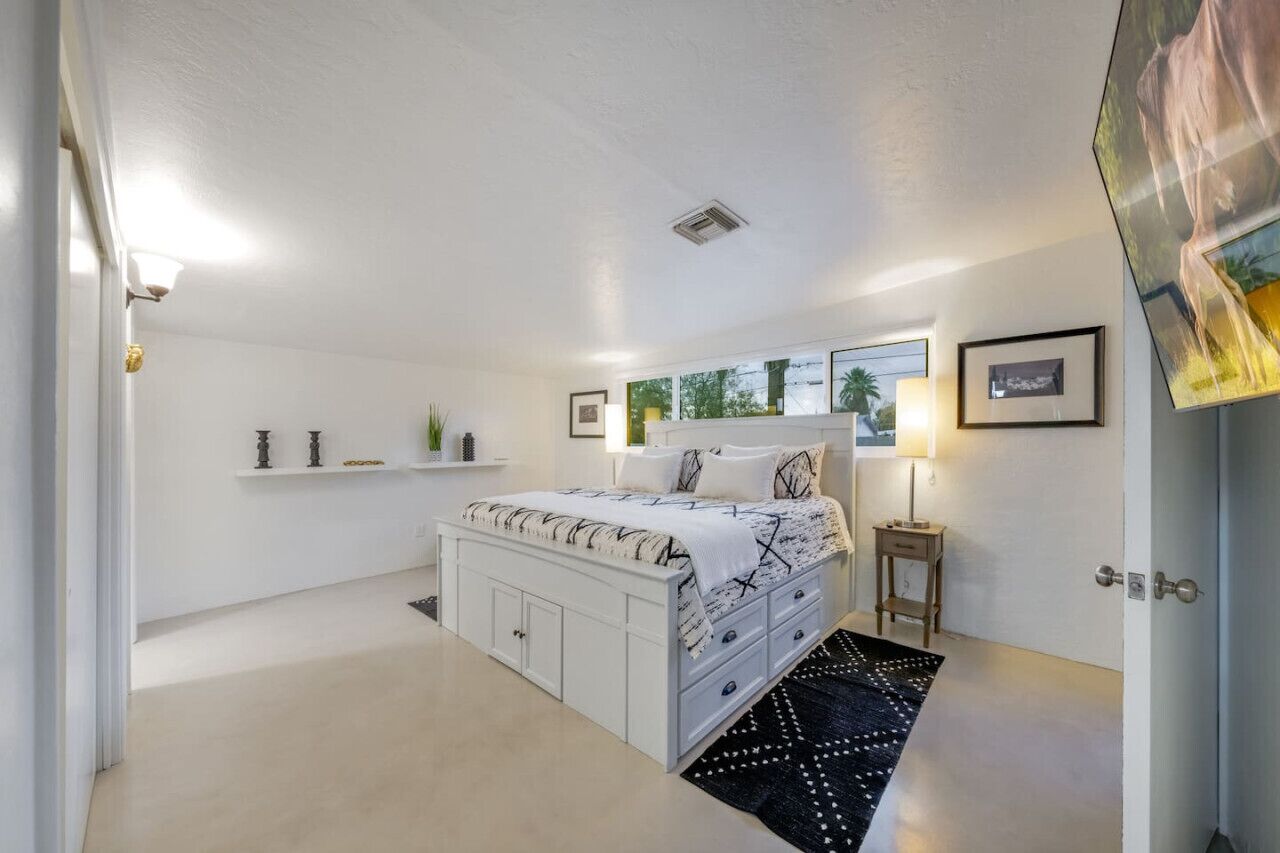 4 makuuhuonetta, työpöytä, silitysrauta/-lauta, vauvan matkasänky