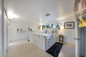 4 slaapkamers, een bureau, een strijkplank/strijkijzer, reisbedje