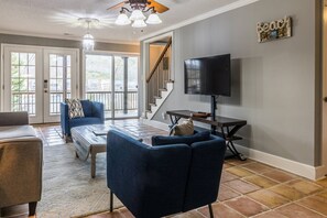 Televisión y chimenea 