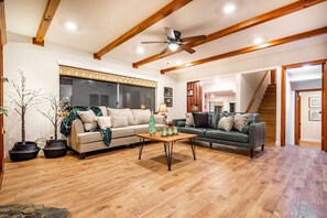 TV, fireplace, books, stereo - Red Rock Falls Cabin•Yosemite 8mi•Game Room•HotTub (Oakhurst)