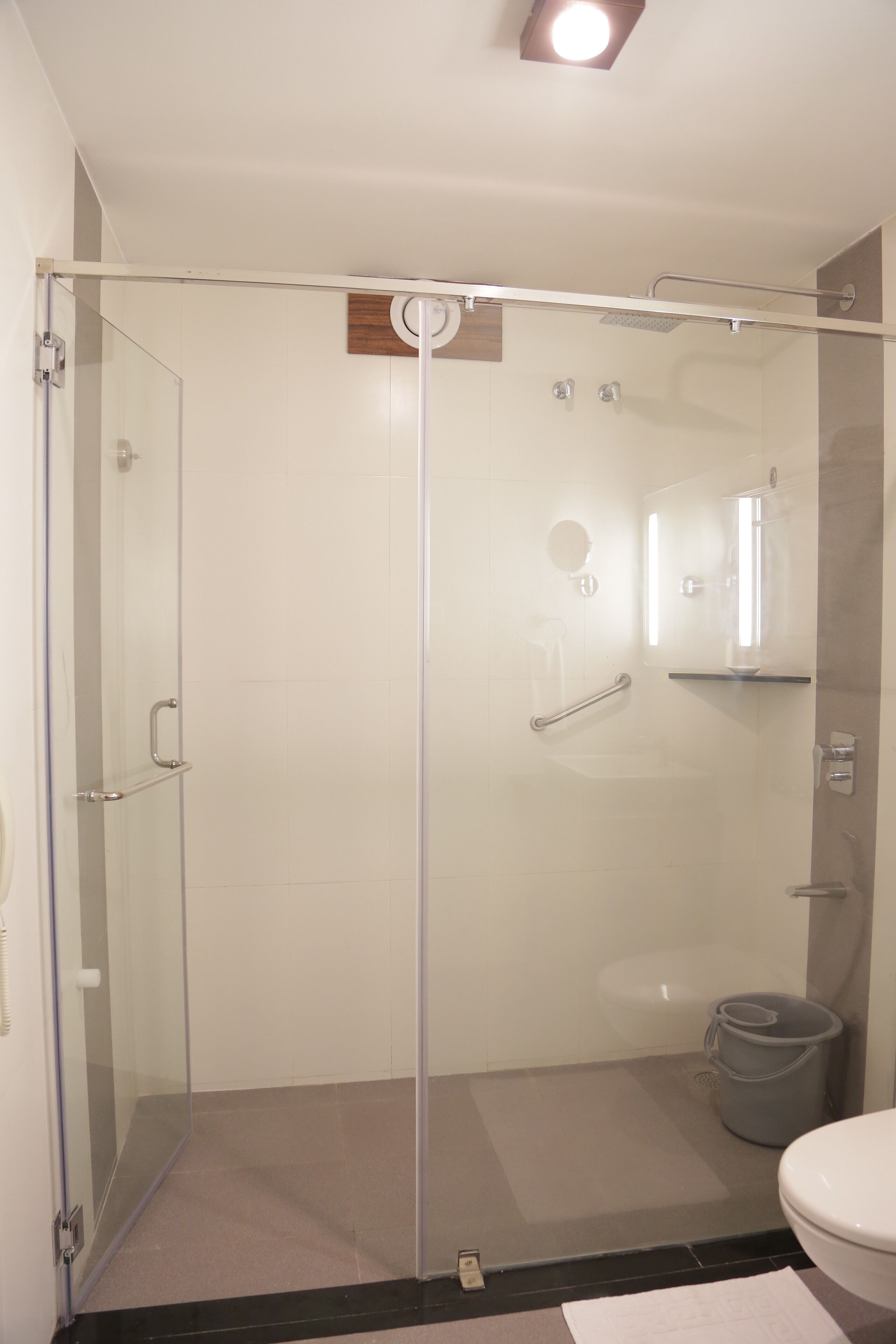 Shower, rainfall showerhead, free toiletries, hair dryer (on request)
