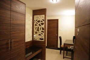 客房内保险箱、特色家居、办公桌、笔记本电脑工作区