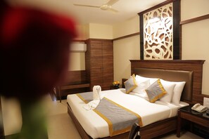 皇家双人房或双床房, 2 张单人床 | 客房内保险箱、特色家居、办公�桌、笔记本电脑工作区