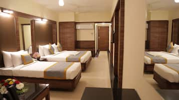 Luxury Triple Room | Bathroom | Shower, rainfall showerhead, free toiletries, hair dryer