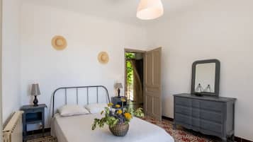 2 bedrooms, iron/ironing board, travel cot, free WiFi