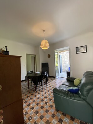 Televisión, futbolito, tenis de mesa y libros 