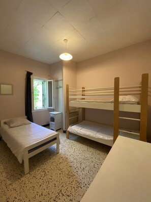 2 slaapkamers, een strijkplank/strijkijzer, reisbedje, gratis wifi