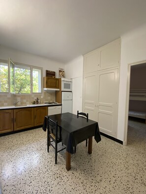 Kühlschrank, Mikrowelle, Ofen, Geschirrspüler