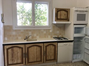 Kühlschrank, Mikrowelle, Ofen, Geschirrspüler