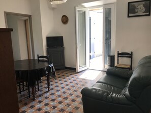 Televisión, futbolito, tenis de mesa y libros 