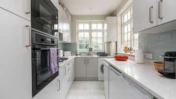 House (2 Bedrooms) | Dapur peribadi | Ketuhar