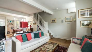 House (2 Bedrooms) | Living area