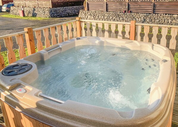 Outdoor spa tub - Borwick Heights 10 is ideal for a relaxing getaway. (Carnforth)