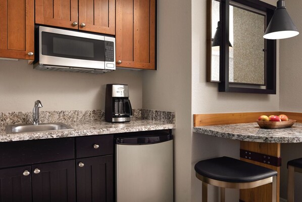 Refrigerador, microondas, cafetera y tetera y tostadora 