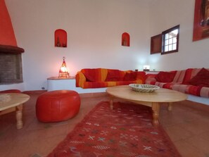 Fernseher, Kamin, Bücher, Stereoanlage