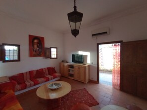 تلفزيون، مدفأة، كُتُب، ستيريو